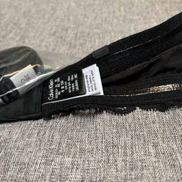 Calvin Klein Women's Seductive Comfort Lift Strapless Multiway Bra - Picture 5 of 7